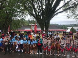 Bareng Komunitas, Pertamina Ramaikan Kirab Obor Asian Games di Sorong