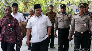 Gaya Santai Zainudin Hasan Saat Digiring ke KPK