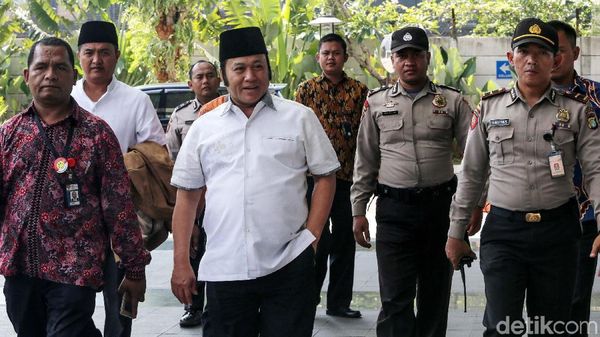 Gaya Santai Zainudin Hasan Saat Digiring ke KPK