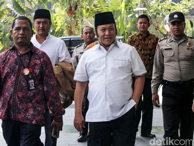 Gaya Santai Zainudin Hasan Saat Digiring ke KPK