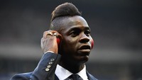Di nomor 7 ada Mario Balotelli yang dijual ke Manchester City pada tahun 2010 sebesar 29,5 juta Euro (setara Rp 497 miliar)