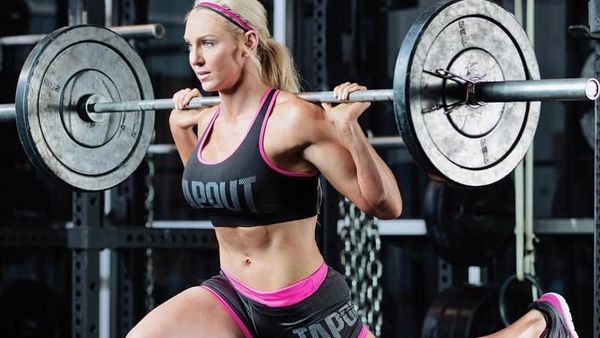 Intip Olahraga Pegulat Cantik Charlotte Flair yang Jago Smackdown