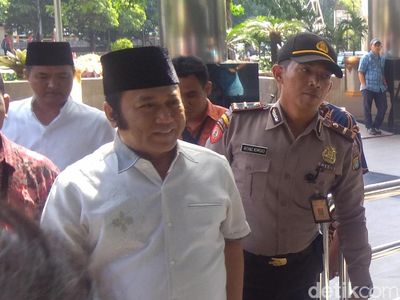 Foto: Senyum Bupati Lampung Selatan Saat Tiba di Gedung KPK