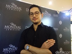 Cie! Evan Sanders Sering Beri Cincin ke Pasangan