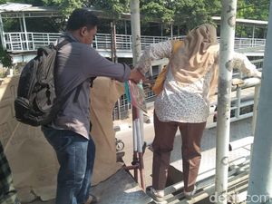 Setahun Tak Diperbaiki, JPO Daan Mogot Tambah Rusak Ditabrak Truk