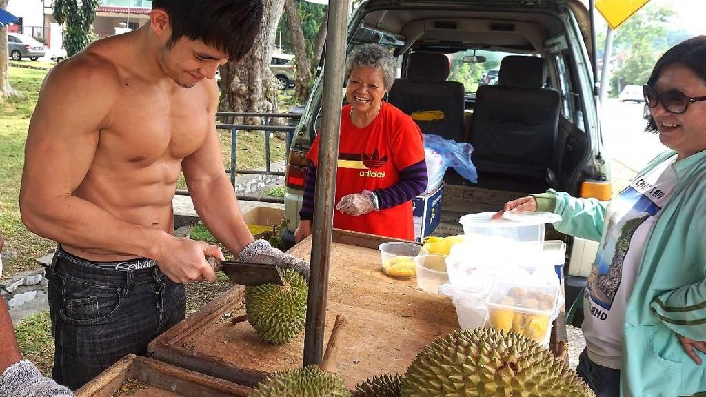 Rahasia Otot Kekar si Pangeran Durian, Model Seksi yang Jualan Buah