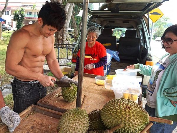 Rahasia Otot Kekar si Pangeran Durian, Model Seksi yang Jualan Buah