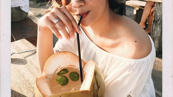 Jalan-jalan ke Bali, Vanessa Angel Cicip Pizza Sampai Es Kelapa