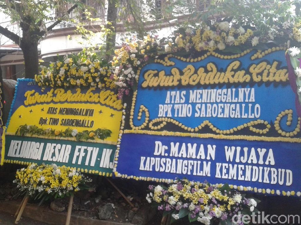 Pemakaman Tino Saroengallo Ramai Didatangi Insan Film Tanah Air