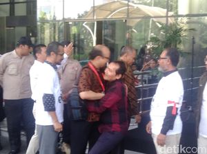 Kembali Ngantor, Novel Baswedan Dipeluk Pimpinan KPK