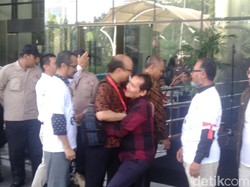 Kembali Ngantor, Novel Baswedan Dipeluk Pimpinan KPK