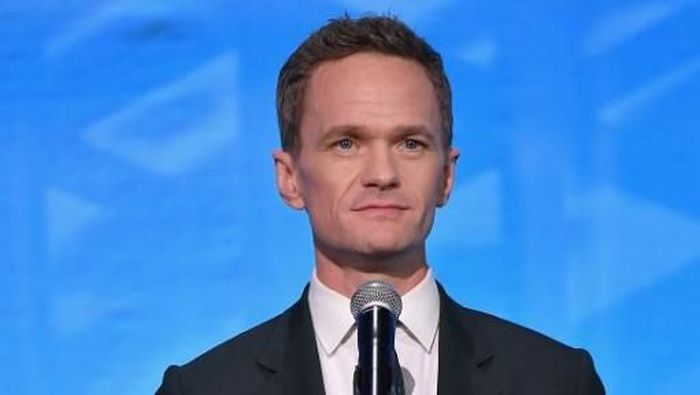 Aktor Neil Patrick Harris pakai jersey Manchester City saat nonton pertandingannya, tapi blunder menyebut Manchester United (Foto: Michael Loccisano/Getty Images for Peabody /AFP) Aktor Neil Patrick Harris pakai jersey Manchester City saat nonton pertandingannya, tapi blunder menyebut Manchester United (Foto: Michael Loccisano/Getty Images for Peabody /AFP)