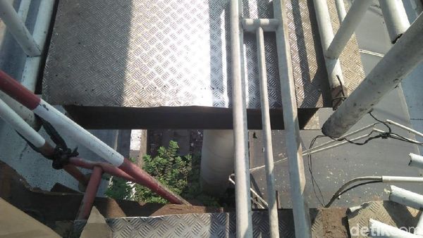 Bahaya! Ini Penampakan Ngeri JPO di Daan Mogot yang Berlubang