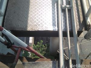 Bahaya! Ini Penampakan Ngeri JPO di Daan Mogot yang Berlubang