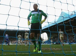 Paddy Kenny, yang pernah membela Sheffield United dan Queens Park Rangers, punya satu masalah besar dalam kariernya: berat badan. Kebugarannya kerap dipertanyakan. Foto: Matthew Lewis/Getty Images