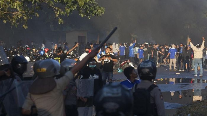 Bentrok suporter di Stadion Sultan Agung pekan lalu. (Foto: Andreas Fitri Atmoko/Antara) Bentrok suporter di Stadion Sultan Agung pekan lalu. (Foto: Andreas Fitri Atmoko/Antara)