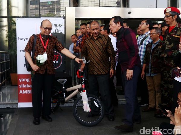 Sepeda dari Pegawai KPK untuk Pengungkap Serangan ke Novel