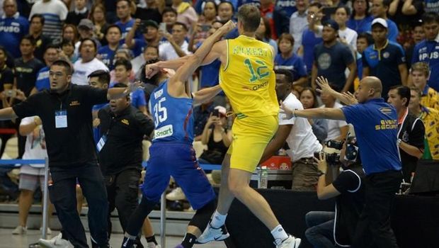 Pemain Filipina dan Australia terlibat bakuhantam dalam laga kualifikasi Piala Dunia FIBA.