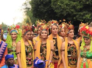 Cantiknya Bule-bule Berpakaian Adat untuk Meriahkan Festival Ini