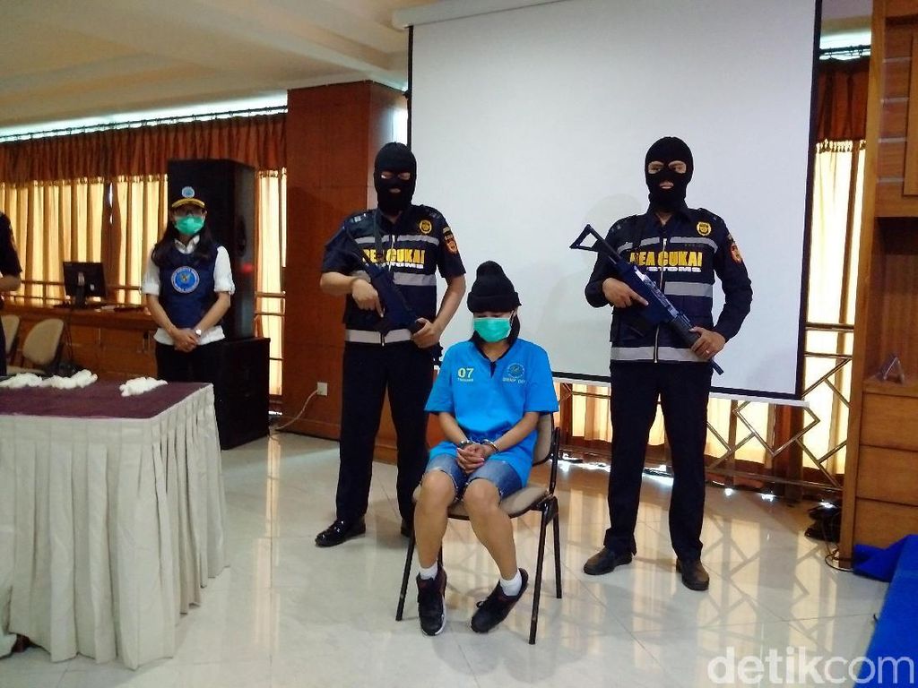 Penari Bar WN Thailand Selundupkan 1 Kg Sabu Lewat Bandara Yogya Penari Bar WN Thailand Selundupkan 1 Kg Sabu Lewat Bandara Yogya