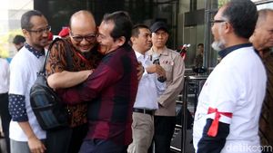 Sambutan dan Pelukan Pimpinan KPK untuk Novel Baswedan