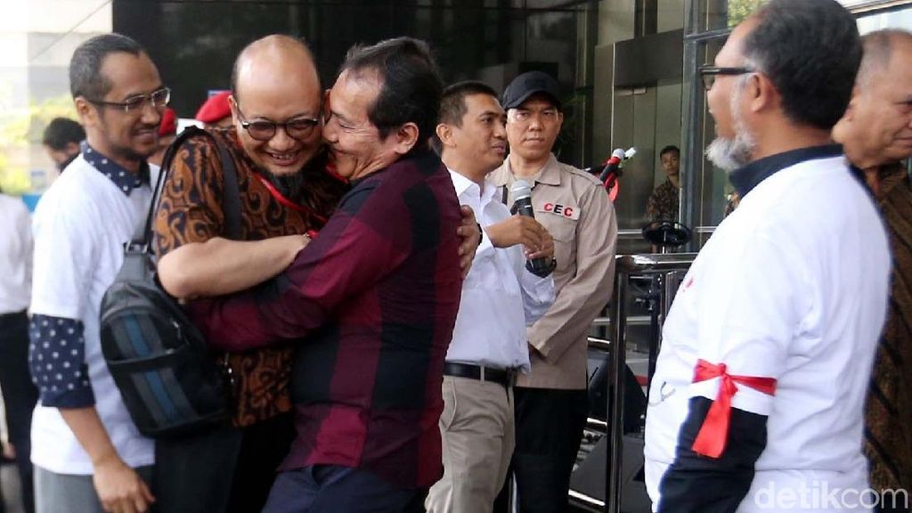 Sambutan dan Pelukan Pimpinan KPK untuk Novel Baswedan Sambutan dan Pelukan Pimpinan KPK untuk Novel Baswedan