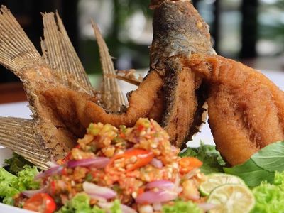 Krenyes Gurih! Ikan Gurame Terbang Pilihan Enak Buat Makan Siang