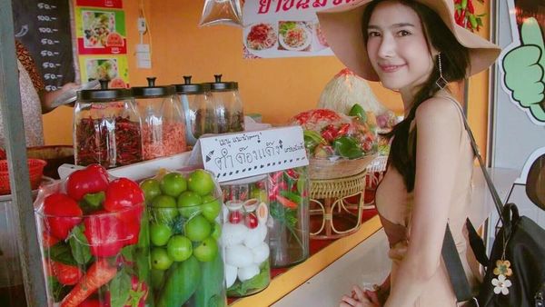 Cantiknya Nattasha Nauljam, Aktris Thailand yang Doyan Jajan Salad Hingga Mi