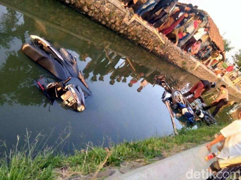Ngeri! Bentrok Ojol Vs Opang di Bandung, Motor Dilempar ke Sungai Ngeri! Bentrok Ojol Vs Opang di Bandung, Motor Dilempar ke Sungai