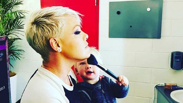 Momen Manis Saat Anak-anak Pink Temani sang Bunda Tur