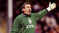 Neville Southall adalah kiper legendaris Everton dan pemain dengan jumlah penampilan terbanyak di klub itu. Meski demikian, Southall dikenal sebagai pemain bertubuh besar dan amat gemuk menjelang akhir kariernya. Foto: Clive Brunskill /Allsport