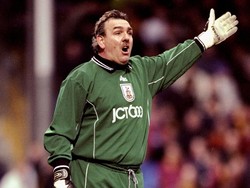 Neville Southall adalah kiper legendaris Everton dan pemain dengan jumlah penampilan terbanyak di klub itu. Meski demikian, Southall dikenal sebagai pemain bertubuh besar dan amat gemuk menjelang akhir kariernya. Foto: Clive Brunskill /Allsport