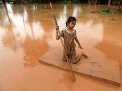 Tim Penyelamat Gua Thailand Selamatkan Bayi dari Banjir Laos