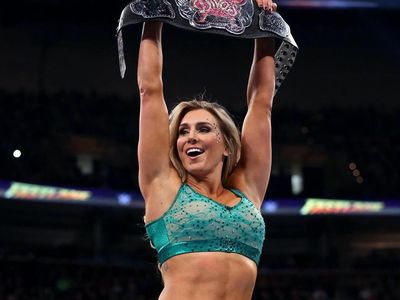 9 Potret Charlotte Flair, Pegulat Seksi WWE yang Keracunan Silikon Payudara