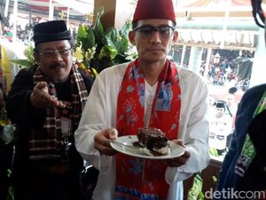 Hadiri Lebaran Betawi, Sandiaga Dapat Kejutan Kue Ultah Pernikahan