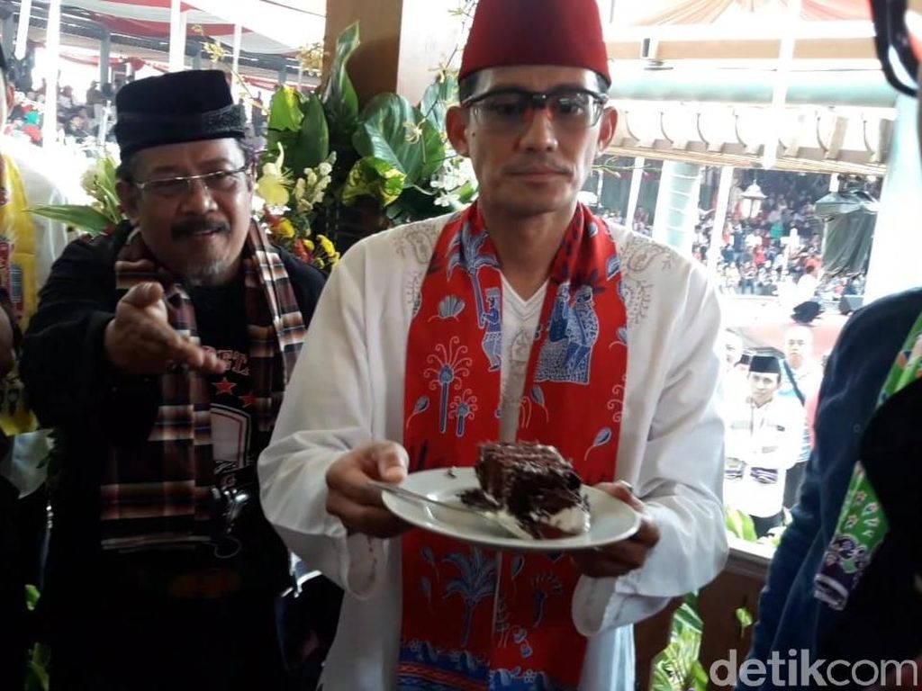 Hadiri Lebaran Betawi, Sandiaga Dapat Kejutan Kue Ultah Pernikahan Hadiri Lebaran Betawi, Sandiaga Dapat Kejutan Kue Ultah Pernikahan