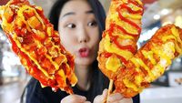 Gaya Lahap Youtuber Hari Jisun Saat Makan Nasi Warteg dan Tutug Oncom