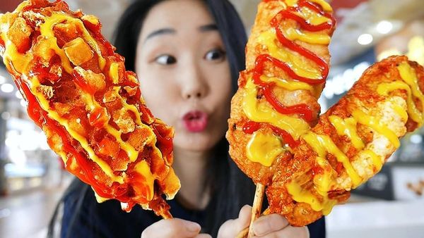 Gaya Lahap Youtuber Hari Jisun Saat Makan Nasi Warteg dan Tutug Oncom