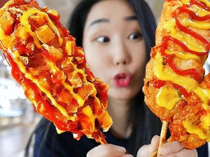 Gaya Lahap Youtuber Hari Jisun Saat Makan Nasi Warteg dan Tutug Oncom