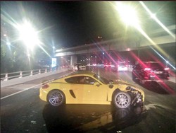 Mobil Sport Terlibat Tabrakan di Jalan Layang Tol Tomang