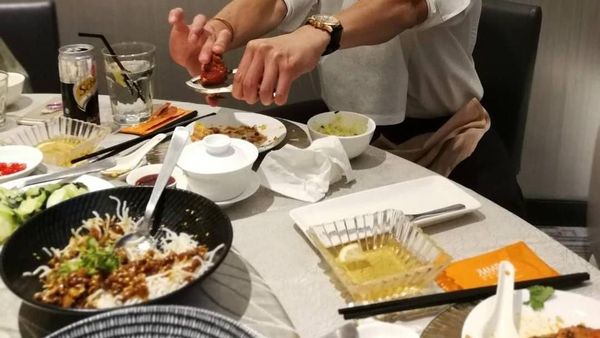 Mengintip Gaya Makan Seafood, Nichkun 2 PM yang Kini Main di Film Brother of the Year