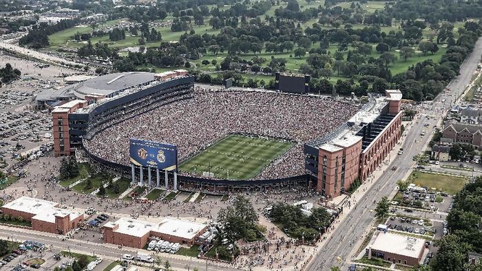 Michigan Stadium punya kapasitas mencapai 107.601 penonton (Foto: Leon Halip/Getty Images) Michigan Stadium punya kapasitas mencapai 107.601 penonton (Foto: Leon Halip/Getty Images)