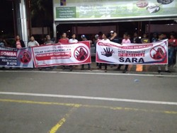 Sejumlah Warga Bawa Spanduk Tolak Neno Warisman di Batam