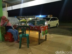 Warga Sulsel Nikmati Gerhana Bulan Total Sambil Santap Jagung Rebus