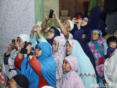 Antusias Warga Jakarta Lihat Gerhana Bulan Total