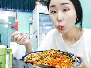 Hari Jisun hingga Ben Goddard, WN Asing yang Doyan Makanan Indonesia Hari Jisun hingga Ben Goddard, WN Asing yang Doyan Makanan Indonesia