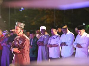 Khusyuknya Salat Gerhana Bulan di Anjungan Pantai Losari Makassar Khusyuknya Salat Gerhana Bulan di Anjungan Pantai Losari Makassar