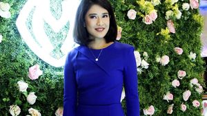 Foto: Dian Sastrowardoyo Tebar Pesona dalam Balutan Gaun Biru