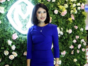 Foto: Dian Sastrowardoyo Tebar Pesona dalam Balutan Gaun Biru