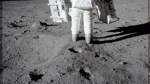 Potret Bersejarah Para Astronot Injak Permukaan Bulan